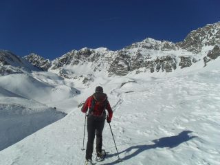 procedendo oltre il rifugio sotto i ripidi del colle della Rossa
