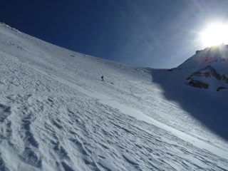 Prime curve su neve ventata morbida