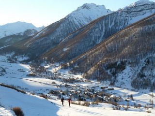 Primi raggi di sole su Larche