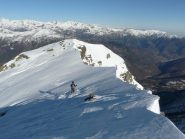Anna verso la croce sulla cima nord