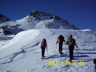 Imbocchiamo il valloncello che porta verso la cima