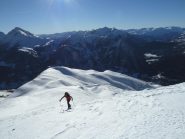 Alle spalle il costone di salita