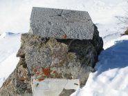 Ometto con pietra scolpita a raggiera e pietra legenda rotta