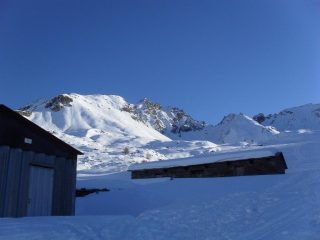 le baite piu' in alto col sigaro sullo sfondo