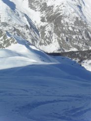 la discesa nel vallone di Sort,a sinistra la Testa Entrelor ed il colletto Gollien