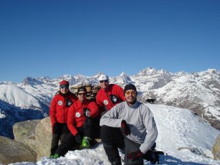 sempre bello il panorama in vetta con il Gran Paradiso ed un bel cane temerario sullo sfondo