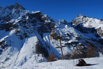 La croce all’arrivo nel vallone. Sullo sfondo Grande Rousse e Becca di Tey