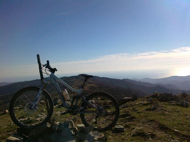 in cima alla cresta tra il monte acquarone e il monte scuassi - vista verso l'acquarone