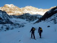 sci e ciaspole verso la cascata