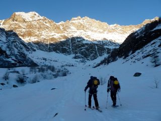 sci e ciaspole verso la cascata