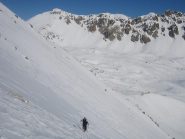 la salita del sostenuto pendio verso l'ampia dorsale a quota 2500 m.