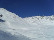 il lungo traverso per agguantare la traccia delle motoslitte che va al rifugio ed al colle