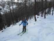 in salita nel bosco sotto la Testa Entrelor