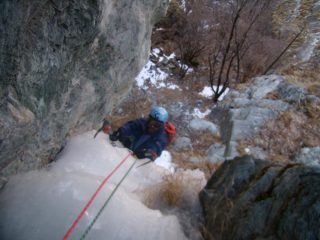 uscita strapiombante caricando appoggi su roccia col piede sinistro