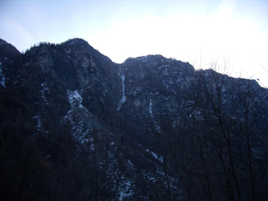 la goulotte si trova sotto la parete biancastra...a dx heimdall