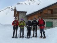 foto di gruppo al rifugio  Bonatti