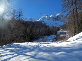 Il Rocher de la Garde visto dal piazzale del rifugio Rey