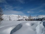 Le tre croci spuntano nella neve