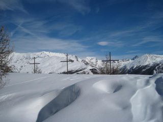 Le tre croci spuntano nella neve