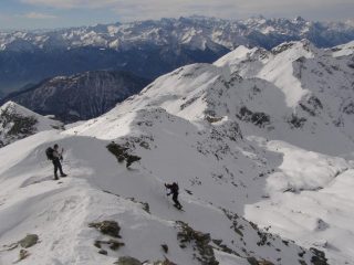 arrivando in cima. Sullo sfondo la cresta di avvicinamento