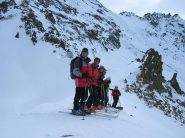 Gruppo al colletto col bivacco alle spalle