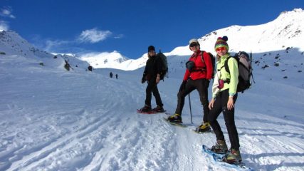 Maria Carla, Stelvio e Marta in posa per una bella foto a quota 2250 m. nel vallone di salita (5-2-2011)