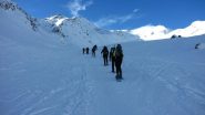 scialpinisti e ciaspolatori in salita nell'ampio vallone ! (5-2-2011)
