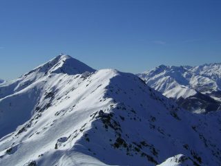Dalla cima, vista verso la dorsale che porta al Bric Costa Rossa