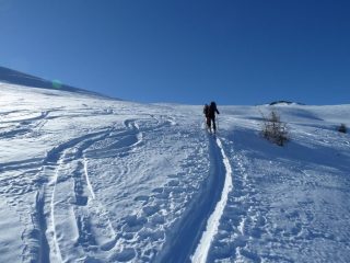 neve leggermente ventata nei pressi della cima