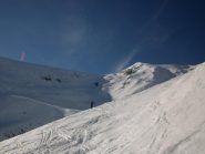 La cima a destra, al centro il pendio canale.