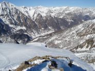 Il pendio di discesa visto dalla vetta