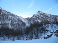 Si sale lungo il sentiero estivo a destra (senso di salita) del canalone sopra Thumel