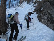 Qualche ravanamento lungo il sentiero a lato del canalone