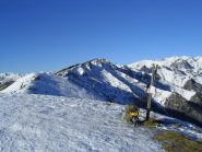 Il Beccas, in centro, visto dall'Alpe