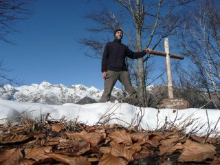 In cima, Colombo e suo gruppo dietro