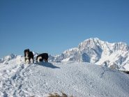 ANCHE LORO GODONO IL PANORAMA AL COSPETTO DEL BIANCO