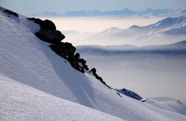 in primo piano i ripidi pendii SO del Grifone