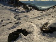 Discesa nella valle del Torrente Massouère su traccia ben battuta