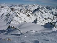 Dalla cima uno sguardo verso il passo del Vannino.
