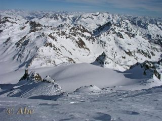 Dalla cima uno sguardo verso il passo del Vannino.