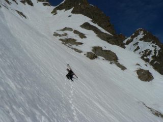 dario apre alla fine del traverso sul conetto di valanga del canale