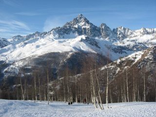 SALENDO CON IL MONVISO ALLE SPALLE