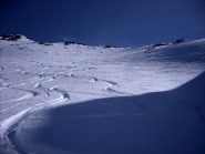 primo pendio sotto la punta: la neve è morbida, una 