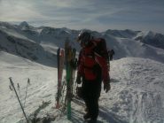Un palombaro sulla cima, sullo sfondo il vallone della Dormilleuse