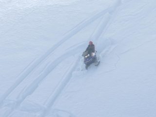 pazzo su motoslitta......