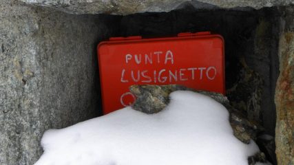Nicchia sotto la madonna con il libro di vetta