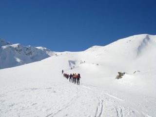 La fila dei G.A.S.A.T.I. che si snoda sui pendii del Telliers