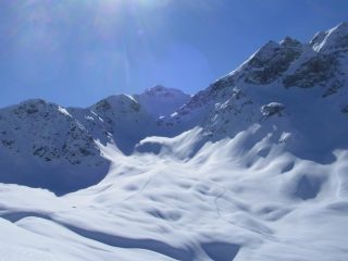 Nel centro il vallone che porta alla cima