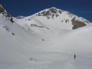 La cima vista dalla conca alla base dei pendii