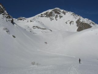 La cima vista dalla conca alla base dei pendii